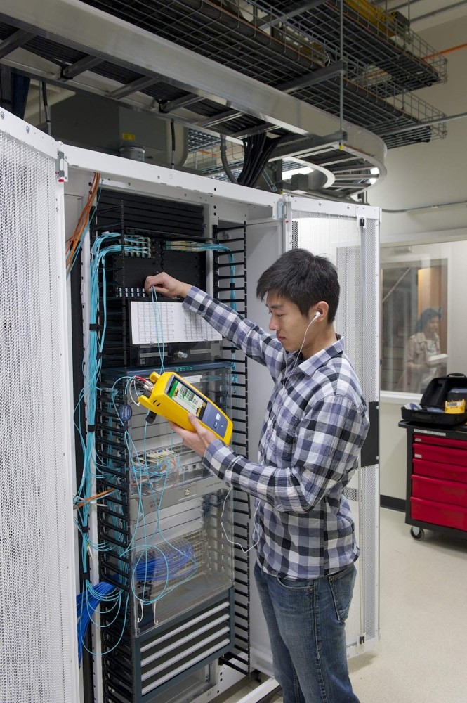Fluke Networks CertiFiber Pro QUAD OLTS V2 | Optical Loss Test Set for Fiber Optic Certification | WiFi & Double-Ended Inspection
